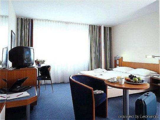 Ramada By Wyndham Hannover Messe Laatzen Room photo