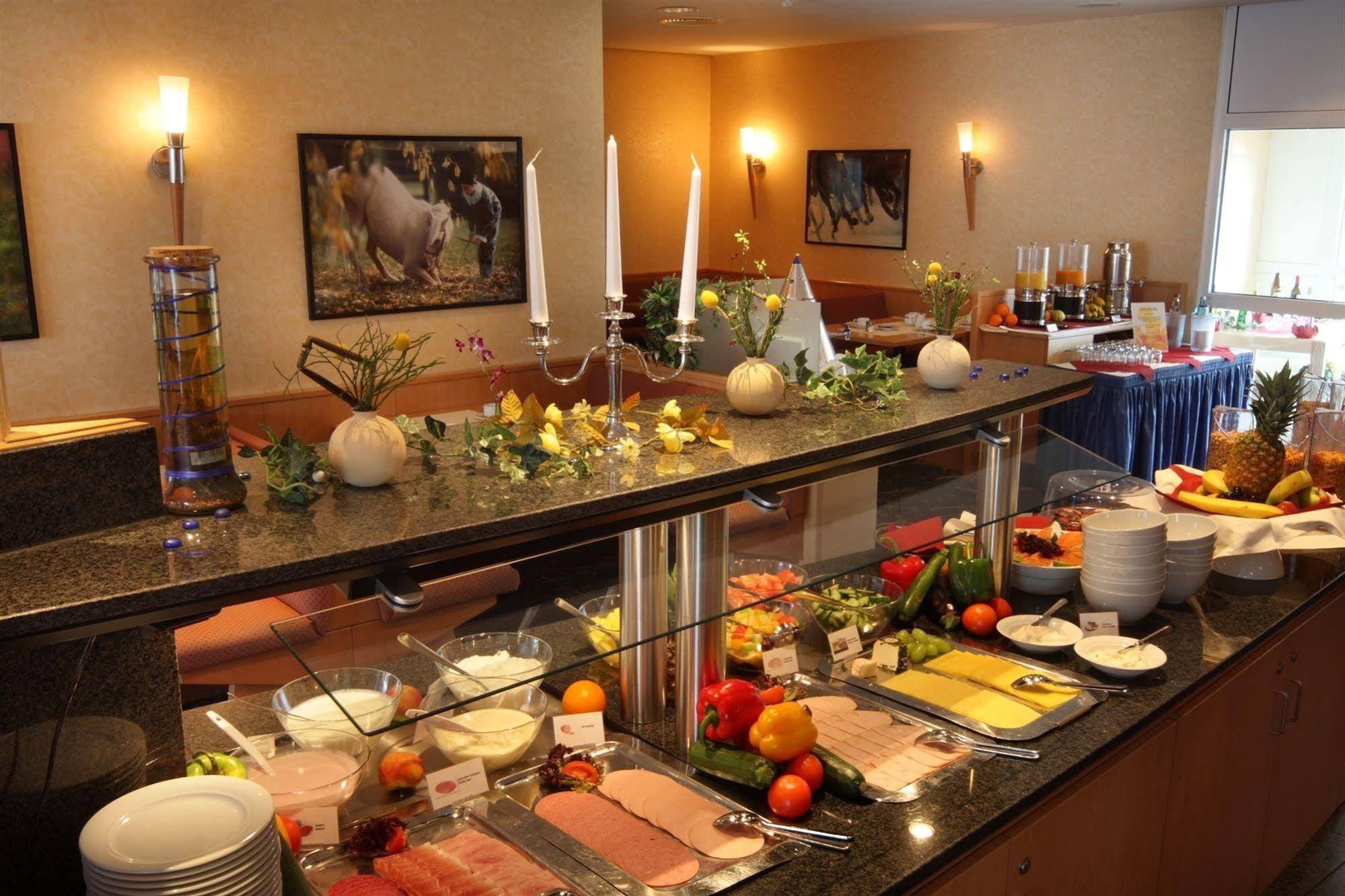 Ramada By Wyndham Hannover Messe Laatzen Restaurant photo